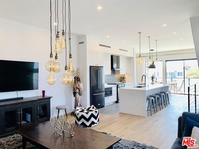 2606 S Barrington Avenue, Los Angeles, CA 90064