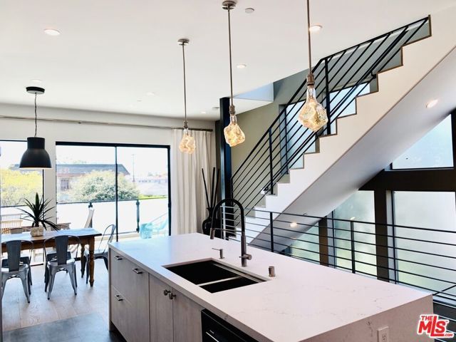 2606 S Barrington Avenue, Los Angeles, CA 90064