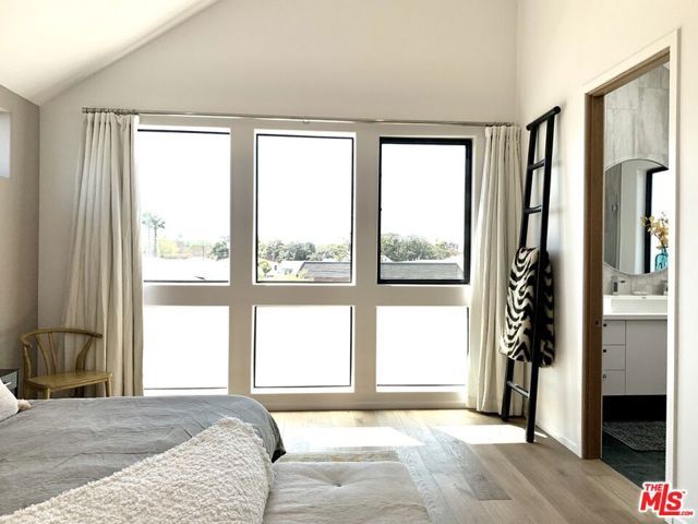 2606 S Barrington Avenue, Los Angeles, CA 90064