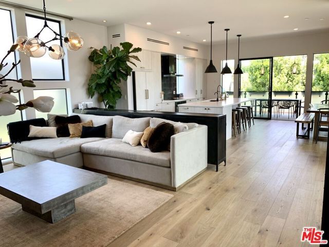 2606 S Barrington Avenue, Los Angeles, CA 90064