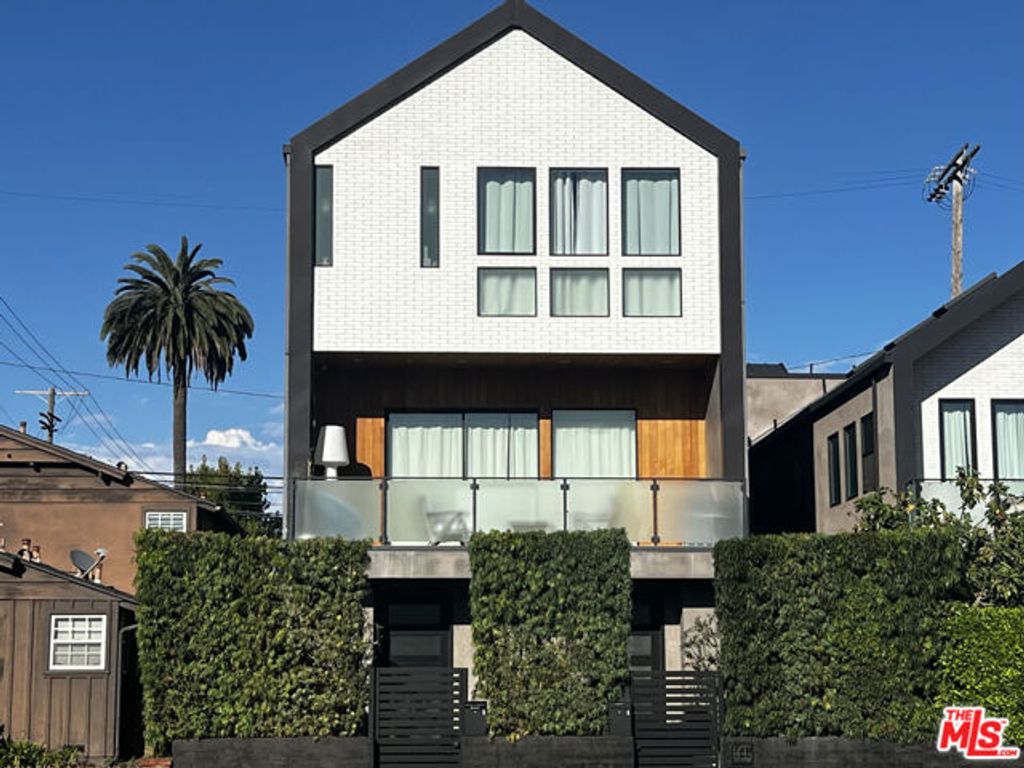2606 S Barrington Avenue, Los Angeles, CA 90064