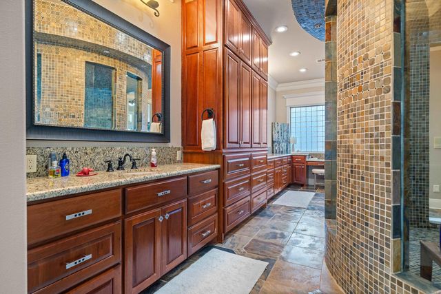 347 Paradise Pt, Hot Springs, AR 71913