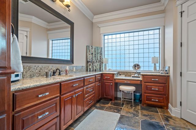 347 Paradise Pt, Hot Springs, AR 71913