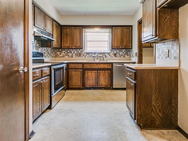 1013 S Morgan Drive, Moore, OK 73160