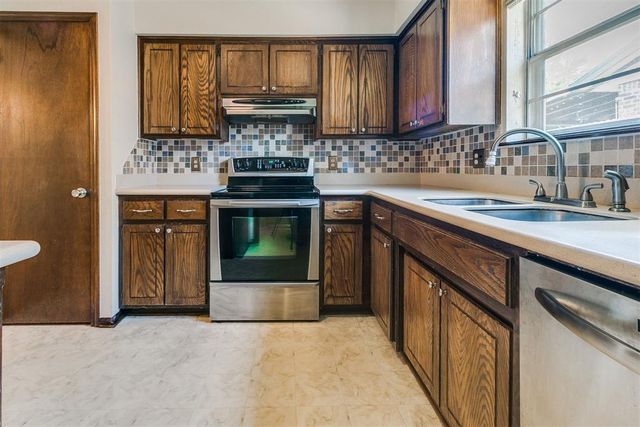 1013 S Morgan Drive, Moore, OK 73160