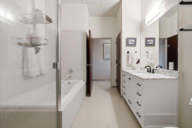 5601 Smetana Drive 512, Minnetonka, MN 55343