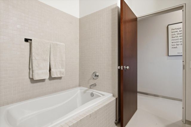 5601 Smetana Drive 512, Minnetonka, MN 55343