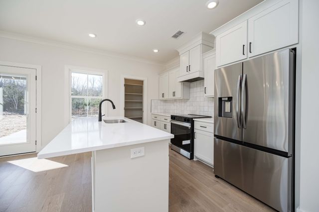 525 McGrath Dr, Smyrna, TN 37167