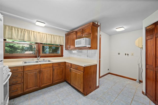 4905 Pinewood Drive, Sheffield Lake, OH 44054