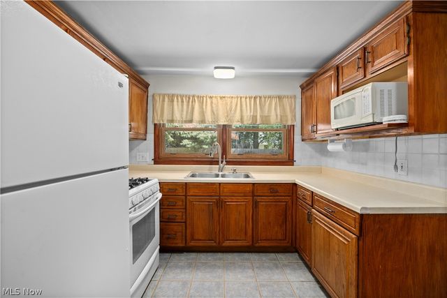 4905 Pinewood Drive, Sheffield Lake, OH 44054