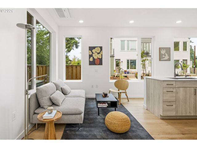 7252 Ne Going St, Portland, OR 97218