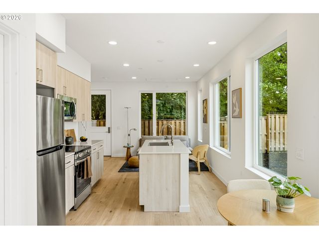 7252 Ne Going St, Portland, OR 97218