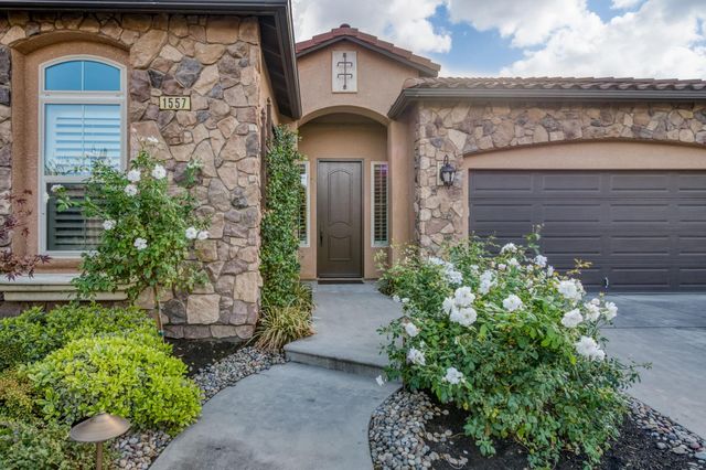 1557 E Via Estrella Dr, Fresno, CA 93730