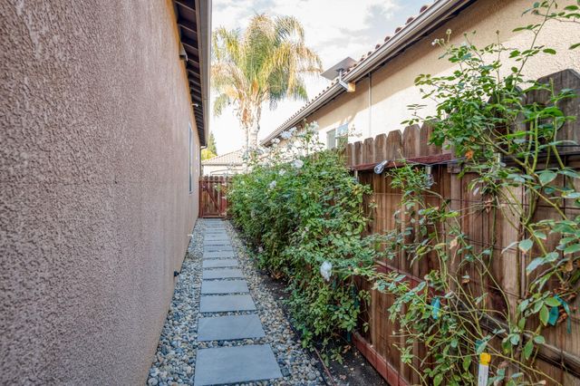 1557 E Via Estrella Dr, Fresno, CA 93730