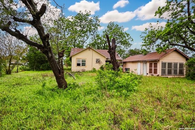 2425 N AUSTIN ST, Seguin, TX 78155