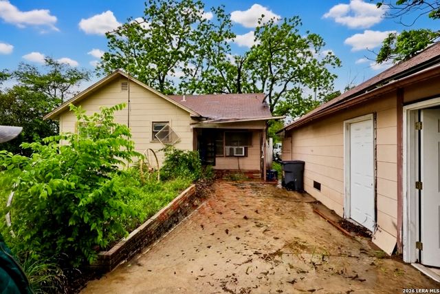 2425 N AUSTIN ST, Seguin, TX 78155