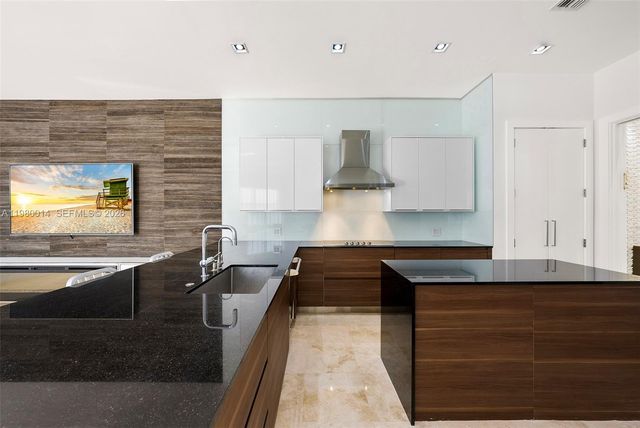 822 Meridian Ln, Hollywood, FL 33019