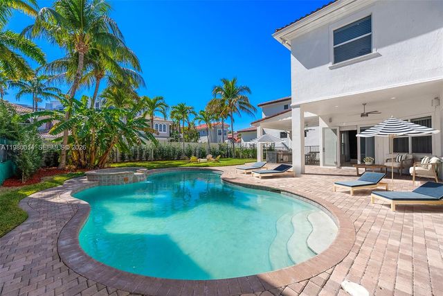 822 Meridian Ln, Hollywood, FL 33019