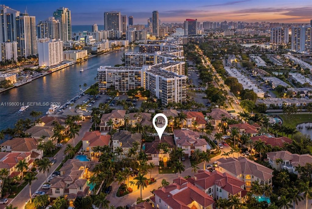 822 Meridian Ln, Hollywood, FL 33019