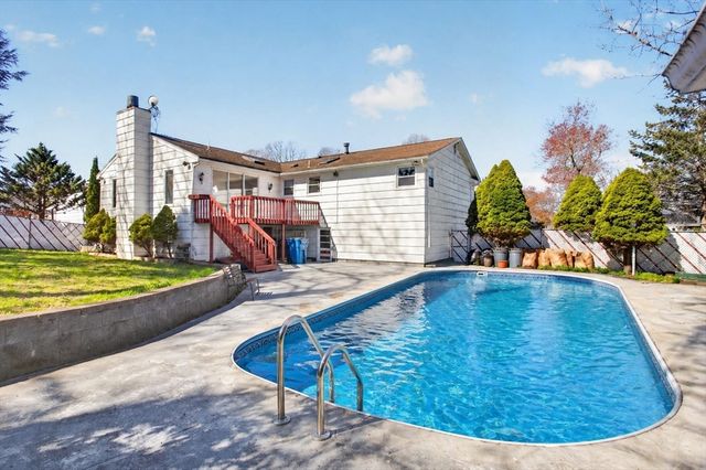25 Gloversbrook Rd, Randolph, MA 02368