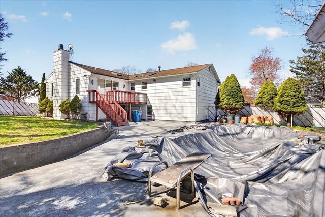 25 Gloversbrook Rd, Randolph, MA 02368