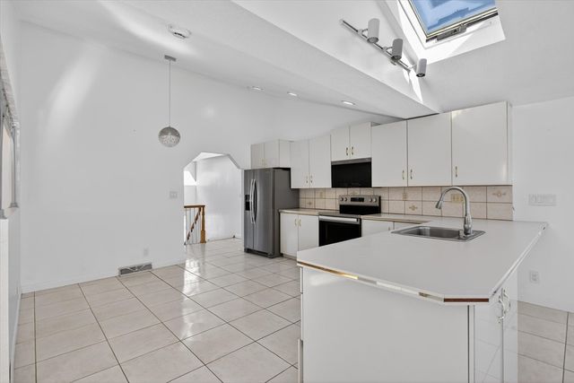 25 Gloversbrook Rd, Randolph, MA 02368