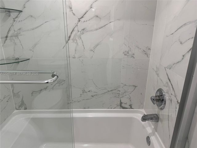 8695 NW 6th Ln 2-105, Miami, FL 33126