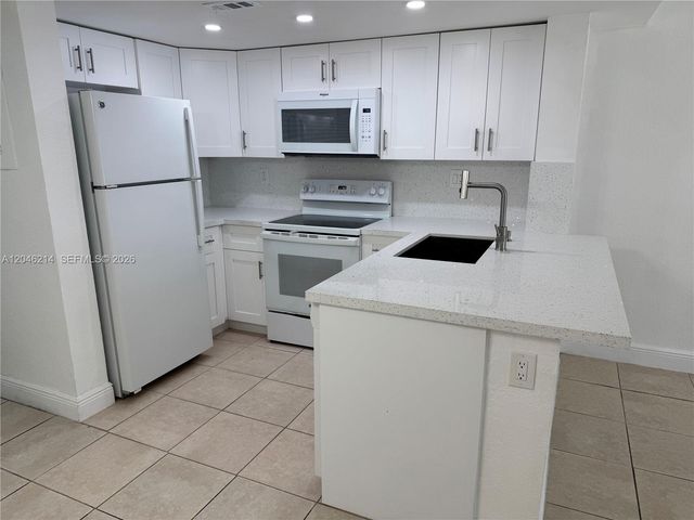 8695 NW 6th Ln 2-105, Miami, FL 33126