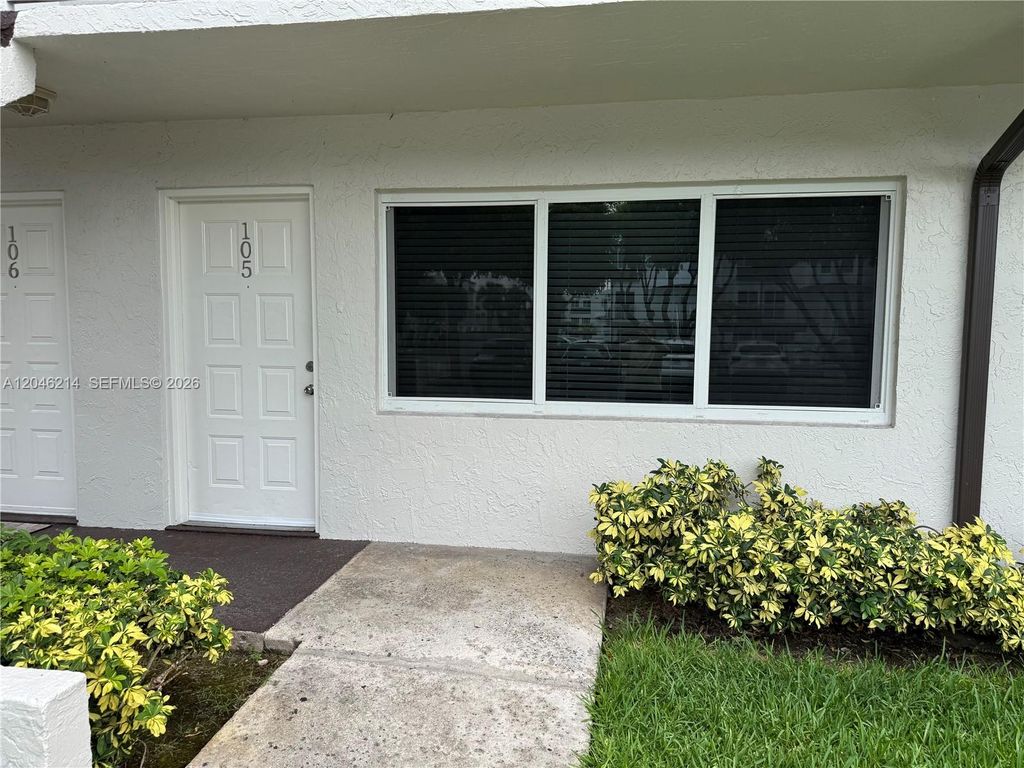 8695 NW 6th Ln 2-105, Miami, FL 33126