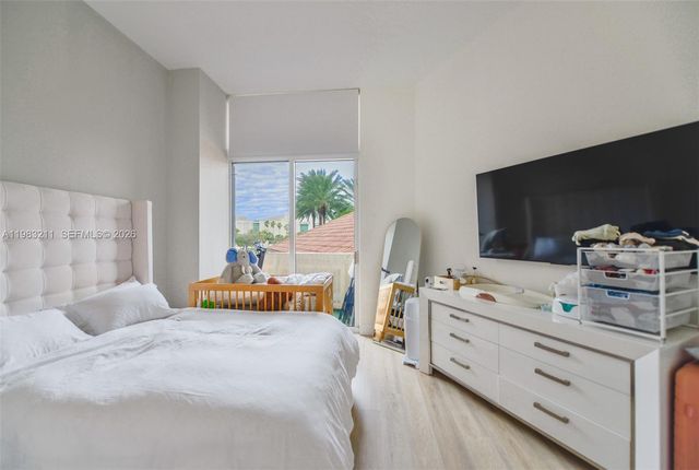 19501 W Country Club Dr 211, Aventura, FL 33180