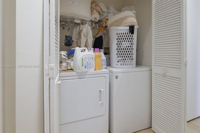 19501 W Country Club Dr 211, Aventura, FL 33180