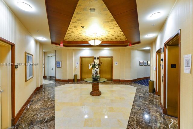 19501 W Country Club Dr 211, Aventura, FL 33180