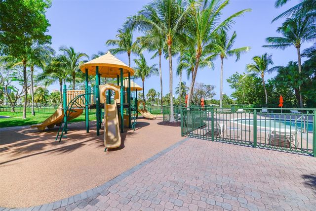 19501 W Country Club Dr 211, Aventura, FL 33180