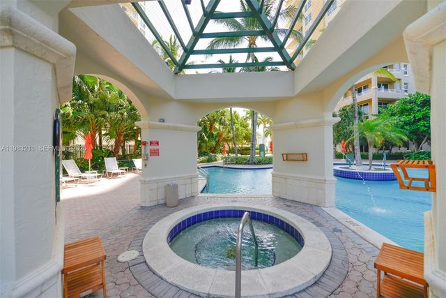 19501 W Country Club Dr 211, Aventura, FL 33180