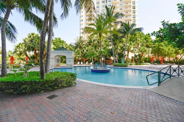 19501 W Country Club Dr 211, Aventura, FL 33180