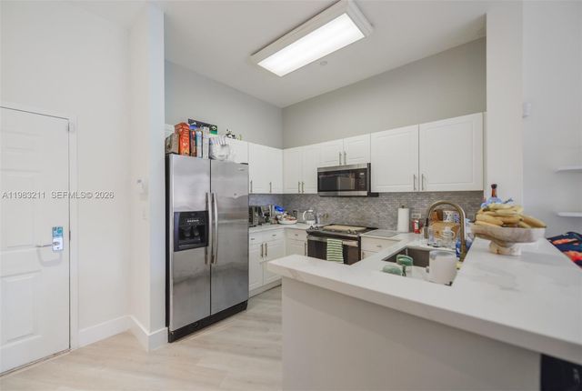 19501 W Country Club Dr 211, Aventura, FL 33180