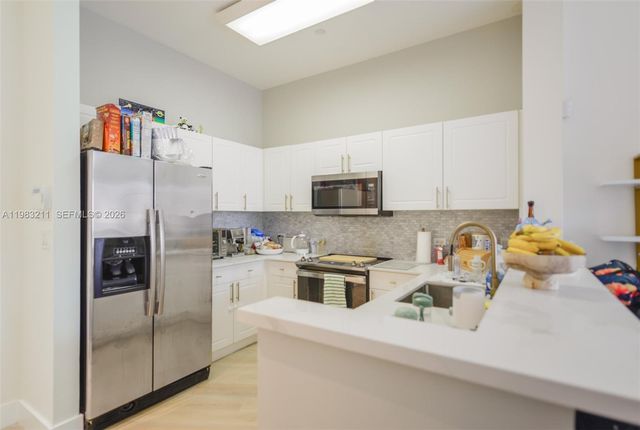 19501 W Country Club Dr 211, Aventura, FL 33180