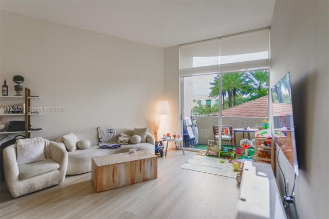 19501 W Country Club Dr 211, Aventura, FL 33180