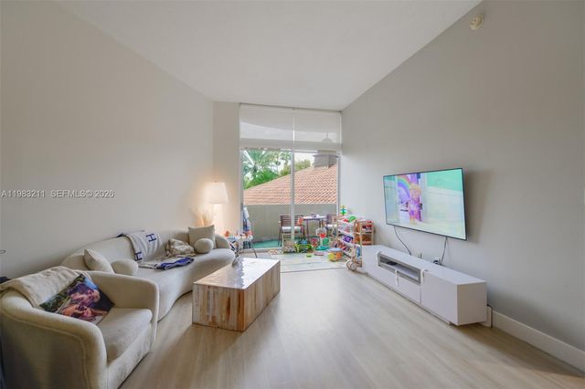 19501 W Country Club Dr 211, Aventura, FL 33180