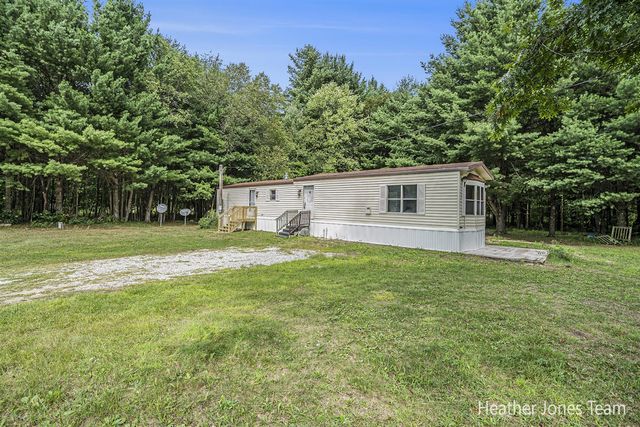 1066 Fisk Avenue, Morley, MI 49336