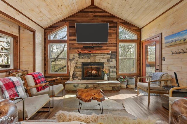 2529 Mountain Holly Way, Sevierville, TN 37862