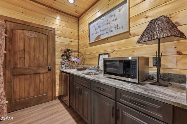 2529 Mountain Holly Way, Sevierville, TN 37862