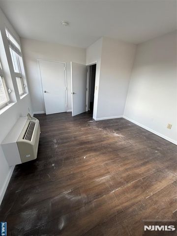 40 Washington Avenue B9, Dumont, NJ 07628