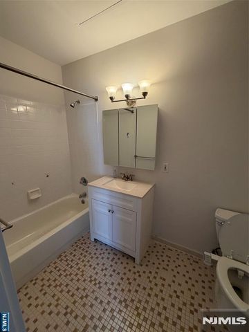 40 Washington Avenue B9, Dumont, NJ 07628