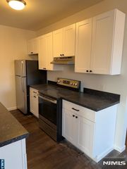 40 Washington Avenue B9, Dumont, NJ 07628