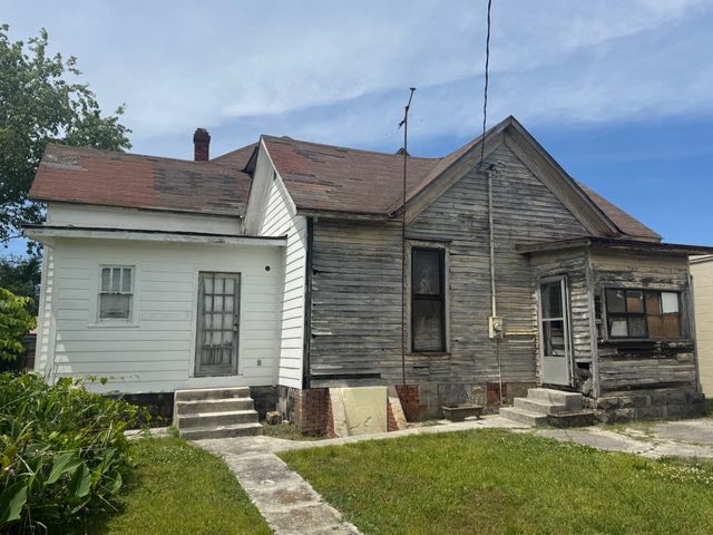 223 N Main St, Dickson, TN 37055