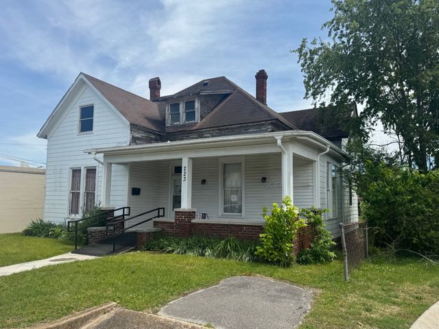 223 N Main St, Dickson, TN 37055