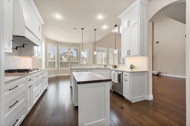 925 Sandy Hill, Burleson, TX 76028