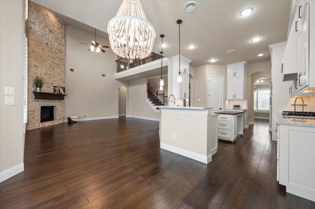 925 Sandy Hill, Burleson, TX 76028