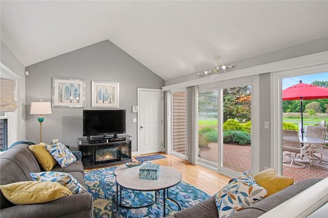 30 Stonington Dr, Pittsford, NY 14534